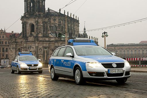 512px-Polizei_Sachsen_VW_Passat