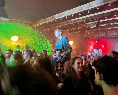 Jugendliche, die VIA-Party machen